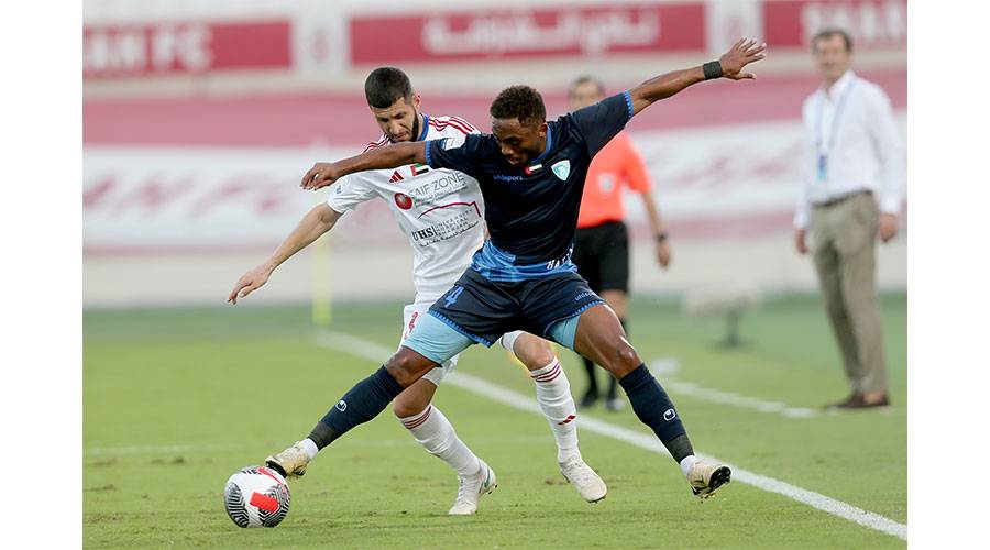  جانب من مباراة الشارقة وحتا( تصوير: يوسف الأمير) 
