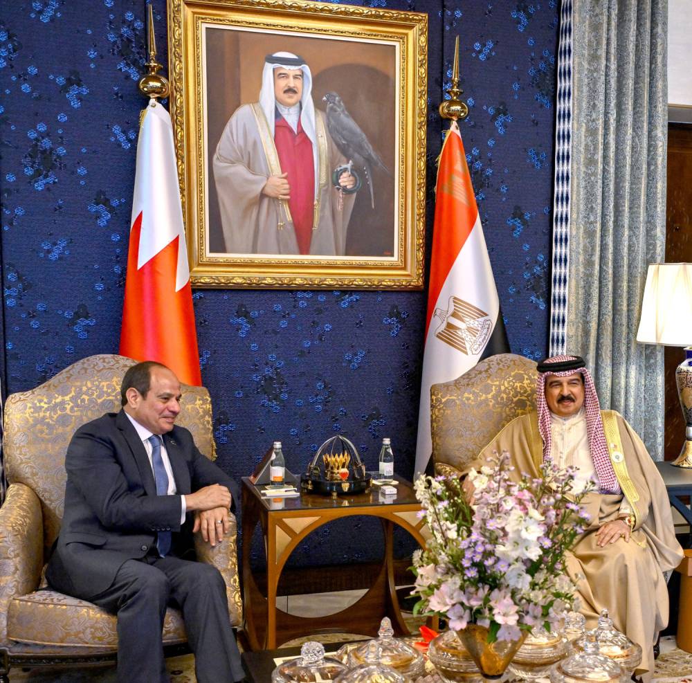 العاهل البحريني حمد بن عيسى خلال استقباله الرئيس المصري (بنا )