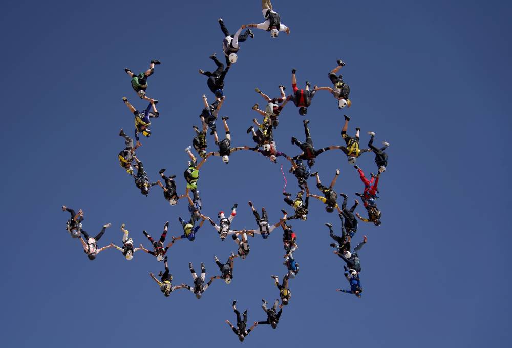 سكاي دايف دبي تحقق رقمين قياسيين في القفز المظلي