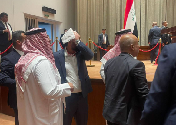 عراك واشتباك بالأيدي في جلسة اختيار رئيس البرلمان العراقي 