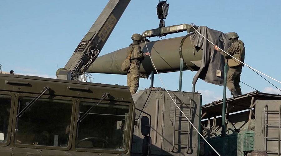 أفراد من الخدمة الروسية يشاركون في التدريبات على إعداد واستخدام الأسلحة النووية غير الاستراتيجية (رويترز)