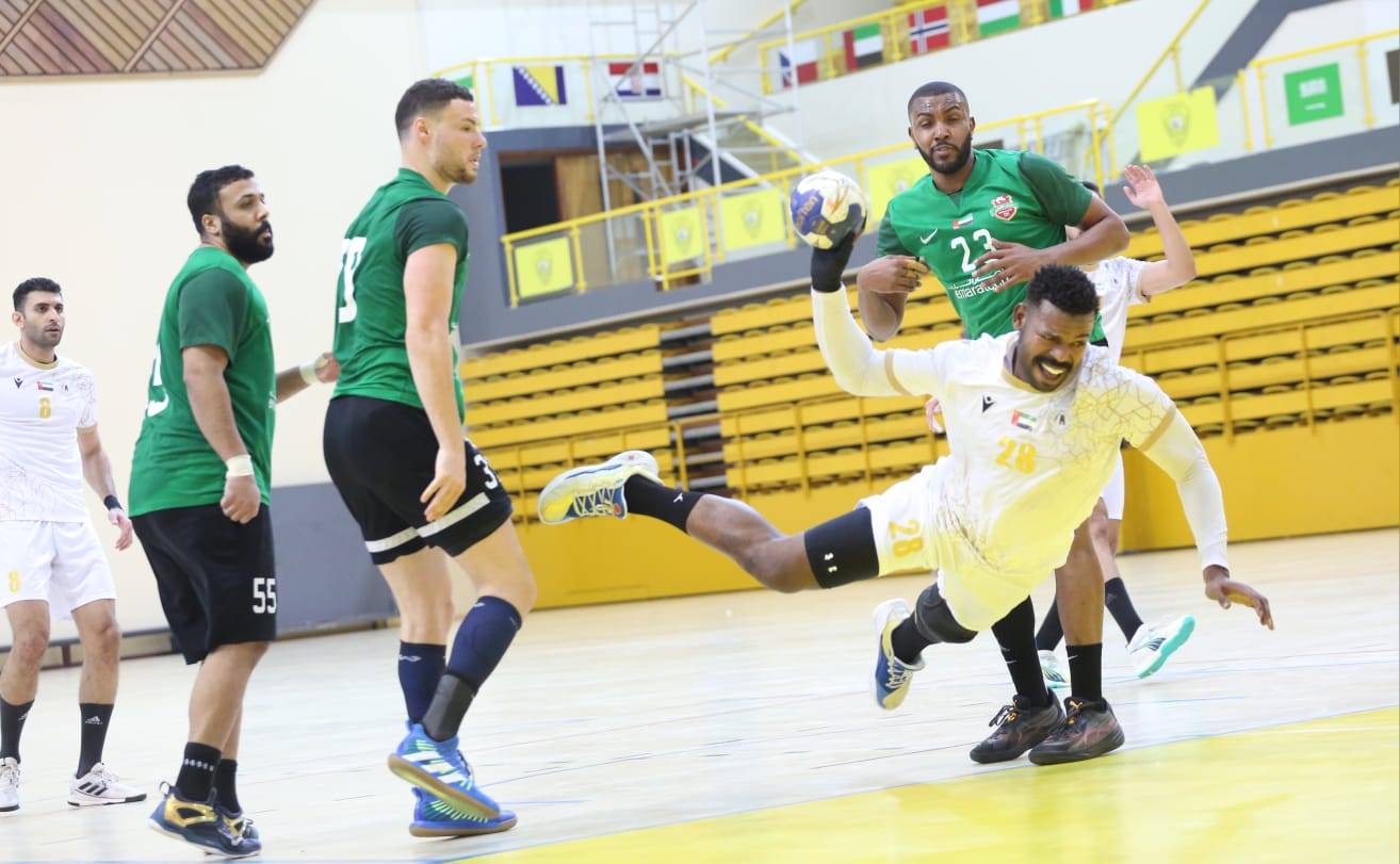 مبارك عبدالله يسدد على مرمى شباب الأهلي
