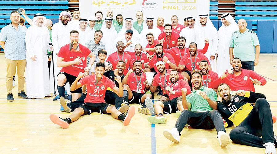 لقطة تذكارية بعد تتويج شباب الأهلي