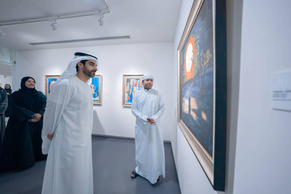 سالم بن عبدالرحمن يشاهد عملاً فنياً بالمعرض
