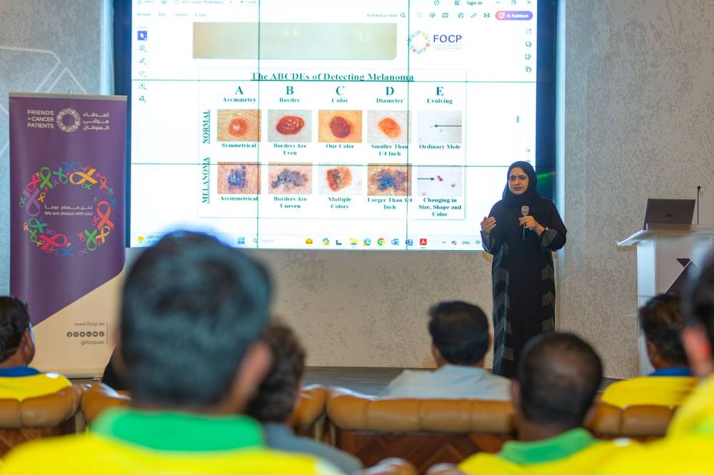 العمال أثناء المبادرة التوعوية بالتعاون بين جمعية أصدقاء مرضى السرطان وبلدية دبي