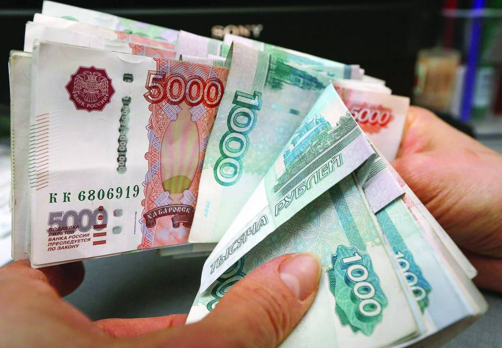 الروبل يتهاوى بشكل كبير نتيجة المشكلات الاقتصادية المتراكمة