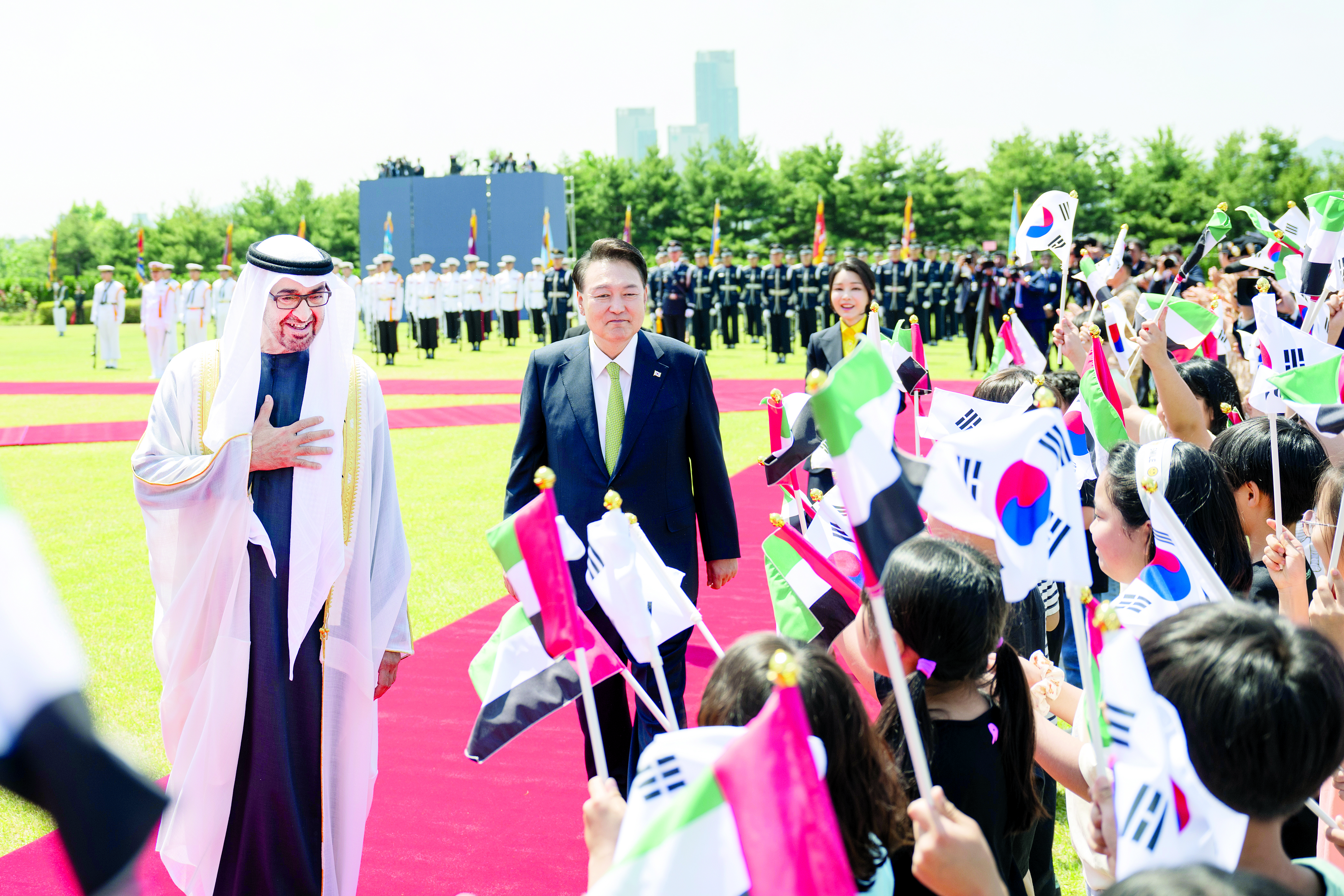 محمد بن زايد يشكر الرئيس الكوري على حفاوة الاستقبال وكرم الضيافة