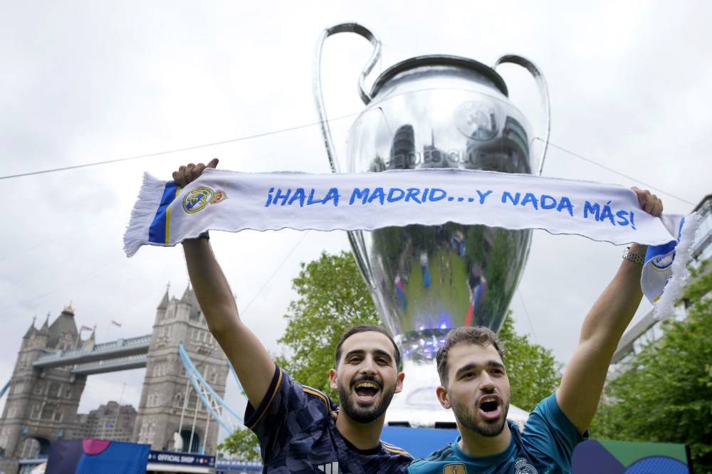 مشجعان لريال مدريد يتأهبان للمباراة