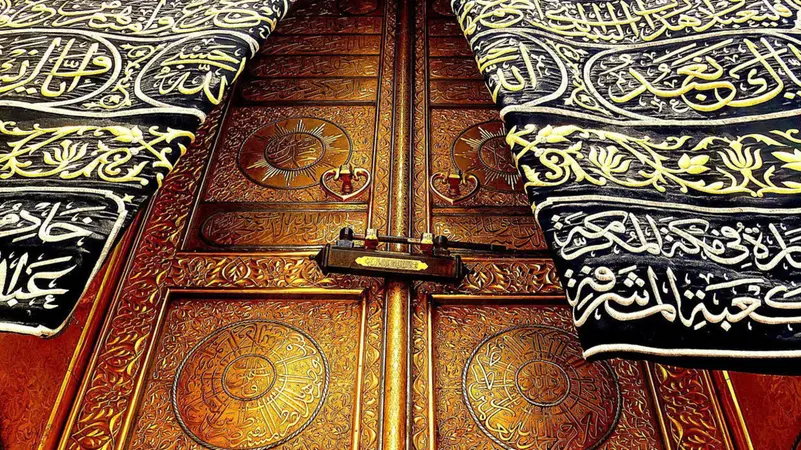من يمكنه فتح باب الكعبة المشرفة؟