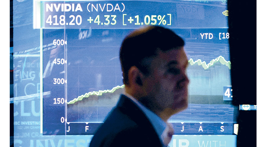  متعامل أمام شاشة تشير لسهم إنفيديا عند 418 دولاراً في أكتوبر 2023 (أرشفية) 