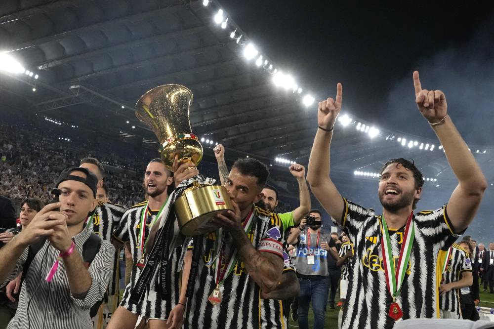 نجوم اليوفي يحتفلون بكأس إيطاليا هذا الموسم