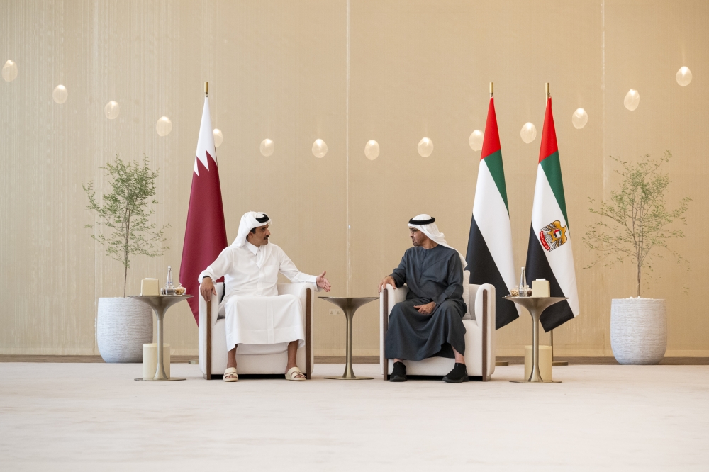 محمد بن زايد وتميم بن حمد خلال اللقاء