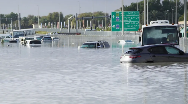 مركبات تضررت من تجمعات مياه الأمطار