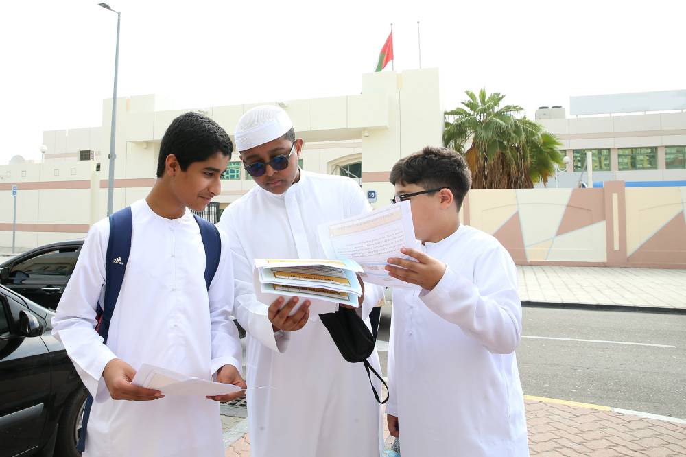 طلاب يراجعون أجوبتهم بعد الامتحان
