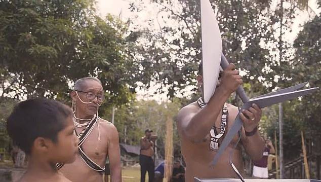  أفراد القرية خلال تركيب الهوائيات