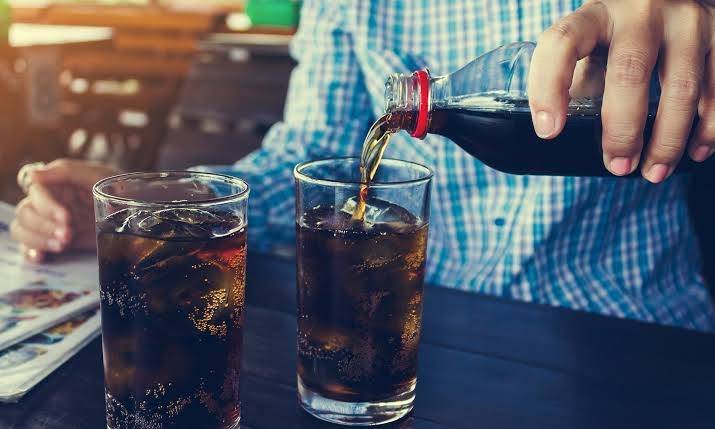 دراسة تحذر: المشروبات المحلاة تسبب تساقط الشعر