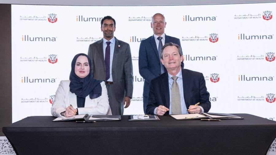 أسماء المناعي وستيف بارنارد يوقعان المذكرة بحضور منصور المنصوري وجاكوب تايسن