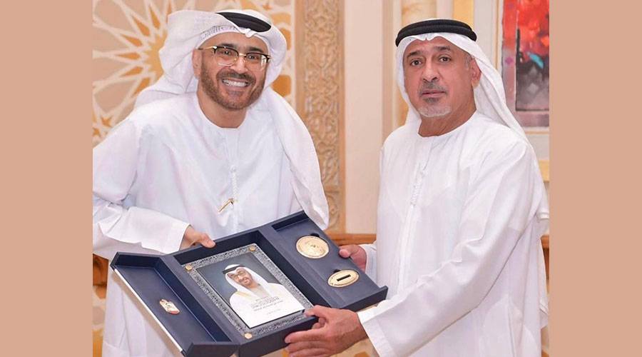 سلطان بن خليفة يستقبل جمال السويدي ويشيد بكتابه الجديد