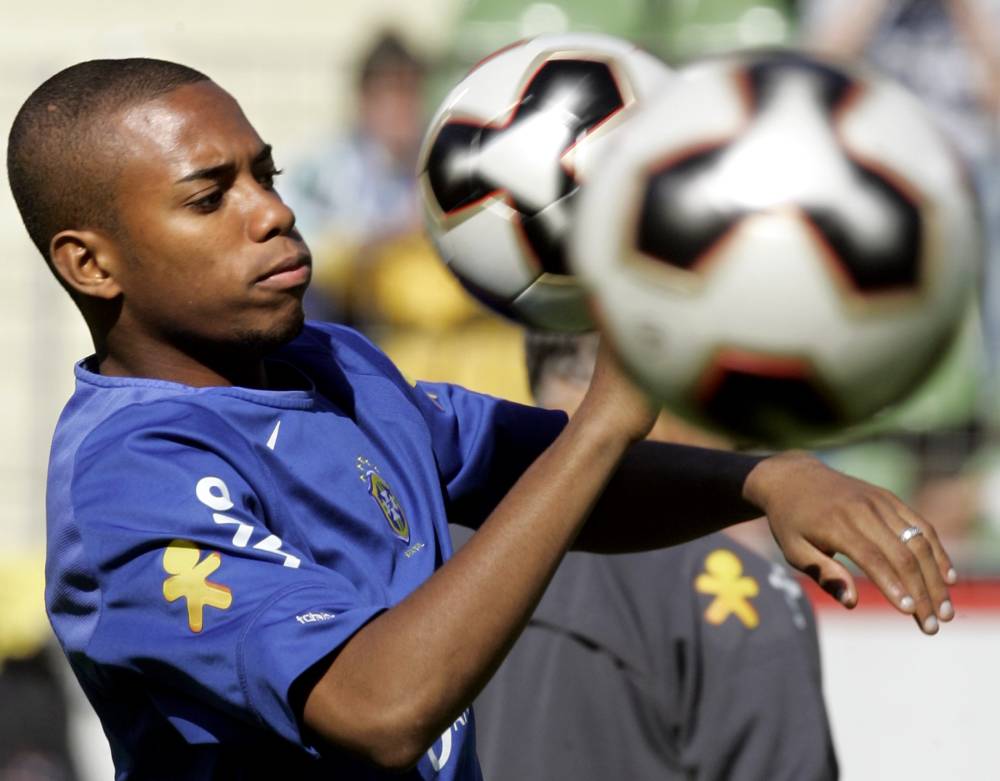 روبينيو من تمرير الكرات لتمرير الوقت في السجن