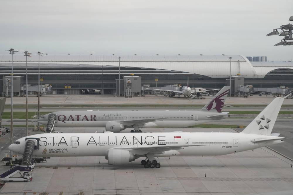 طائرة تابعة للخطوط السنغافورية، بعد رحلة SQ321 بين لندن وسنغافورة، التي واجهت اضطرابات شديدة، في مطار سوفارنابومي الدولي، بالقرب من بانكوك بتايلاند (أ.ب)