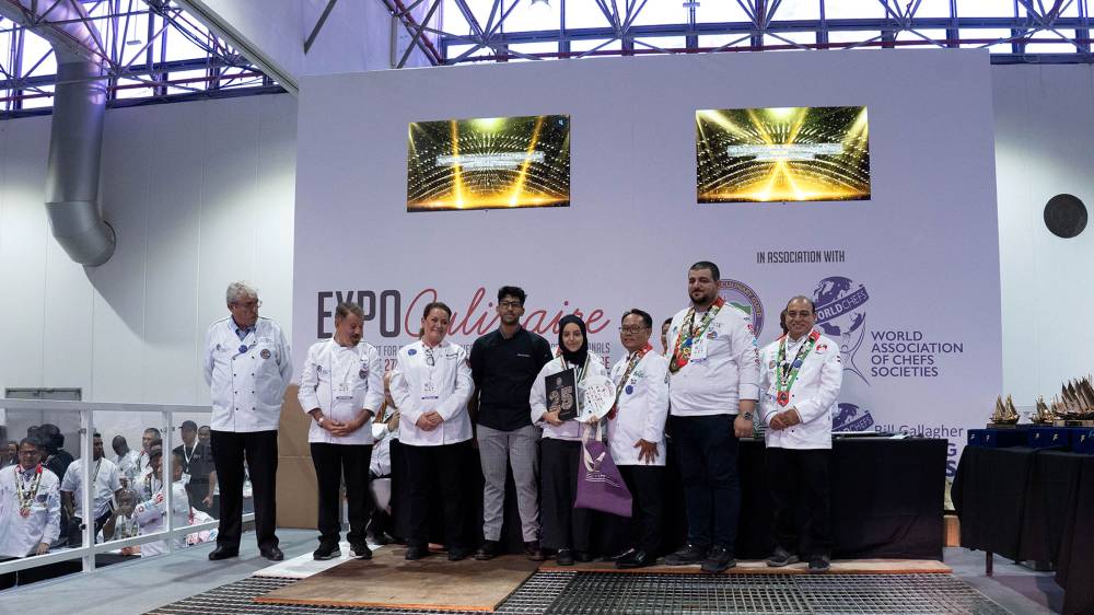 من استلام الجوائز