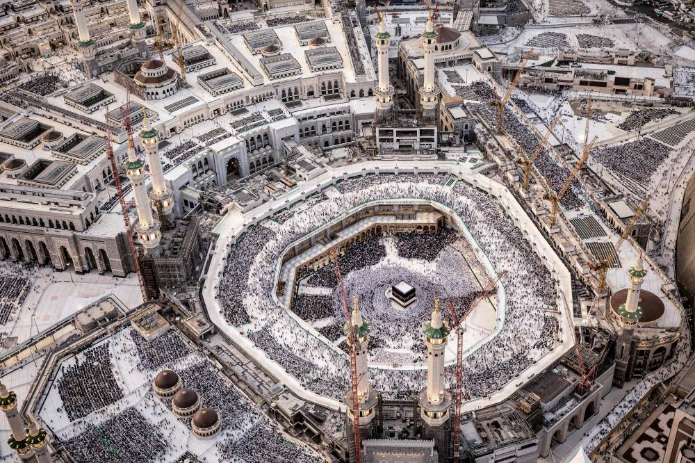 الحجاج المسلمون يصلون إلى مكة في درجات حرارة قياسية (أ.ف.ب)