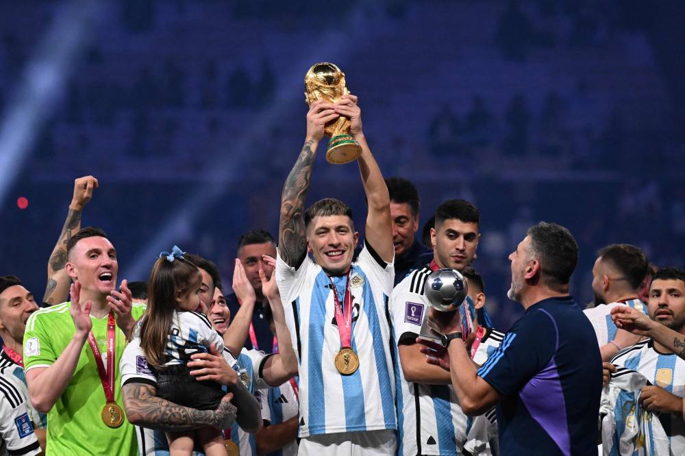 ليساندرو مارتينيز يرفع كأس العالم