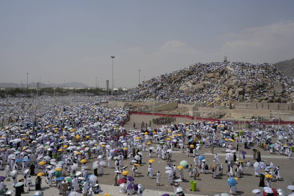 حجاج بيت الله الحرام يتجمعون على صعيد عرفات الطاهر (أ ب )