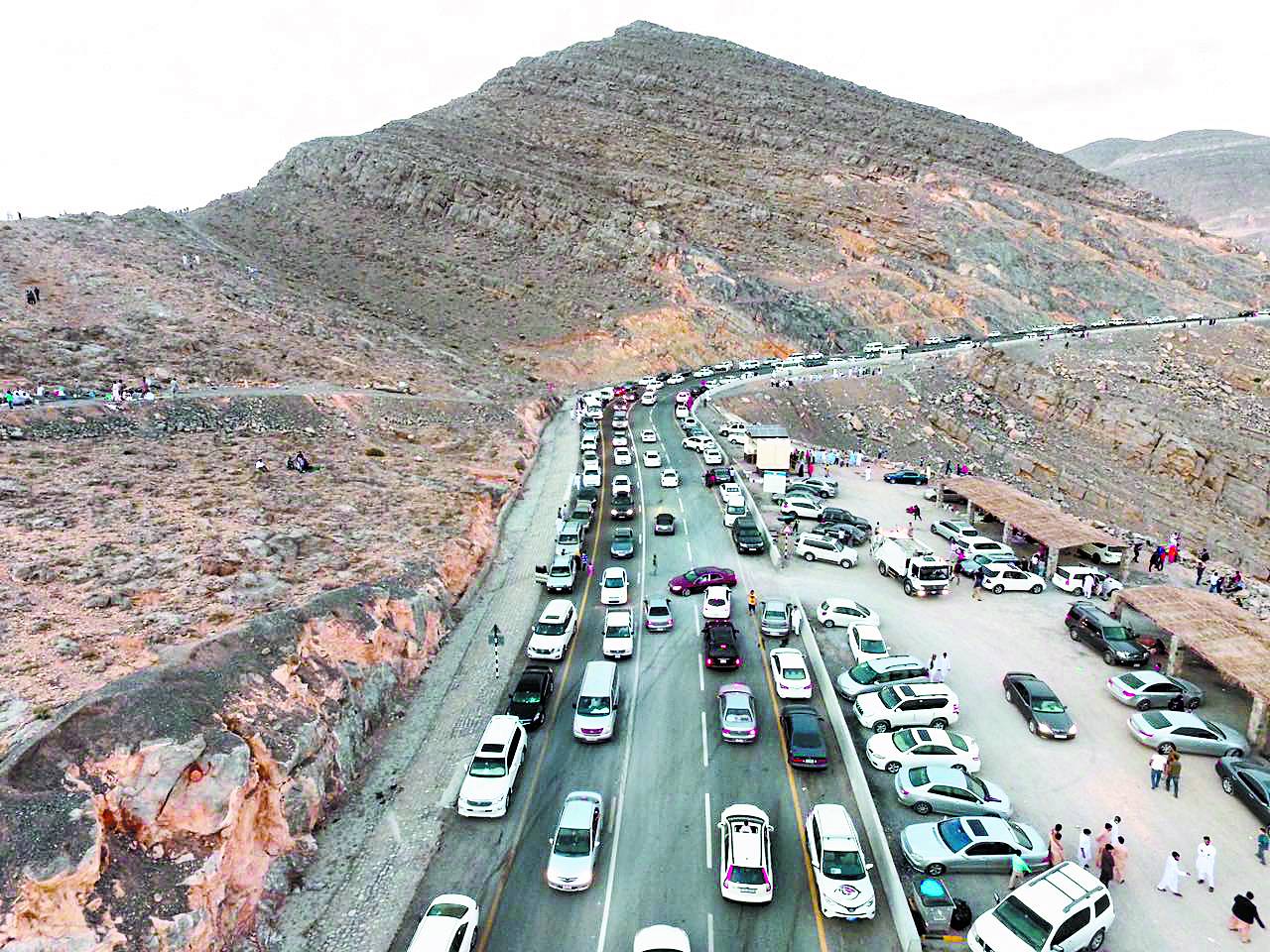 سيل من المركبات تتجه لـ«جبل جيس»