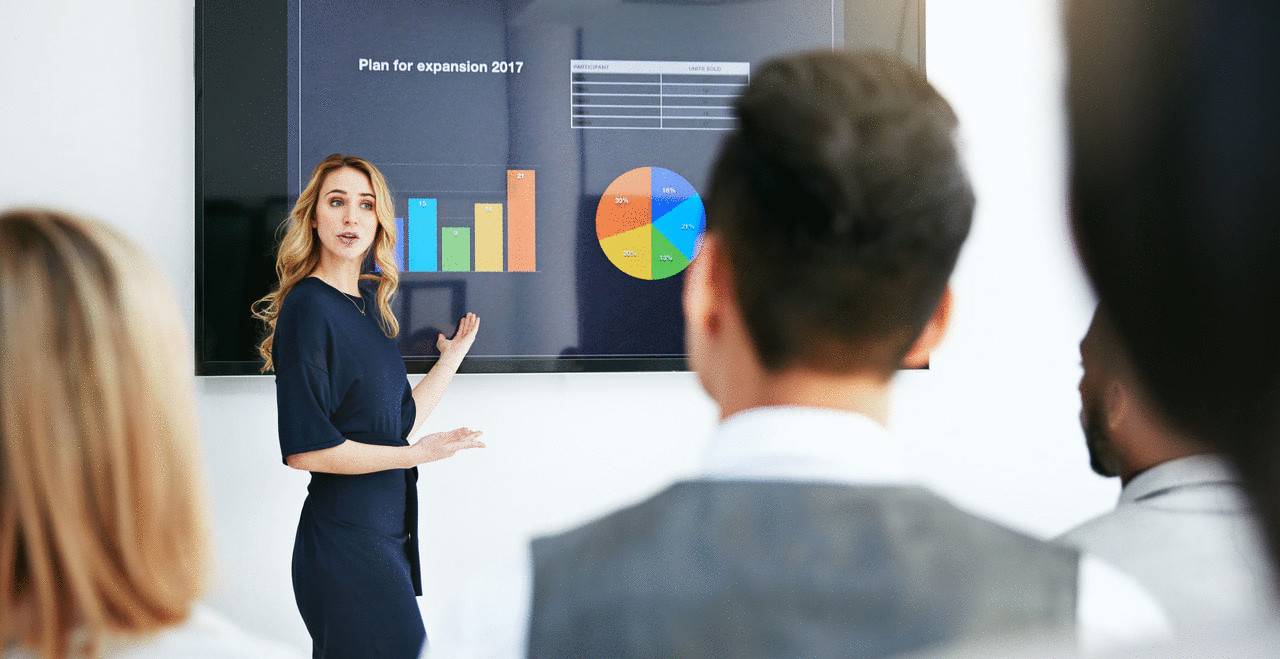 سيدة أعمال تشرح خطة لموظفيها