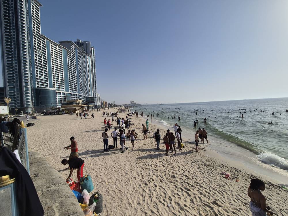 إقبال على كورنيش عجمان 