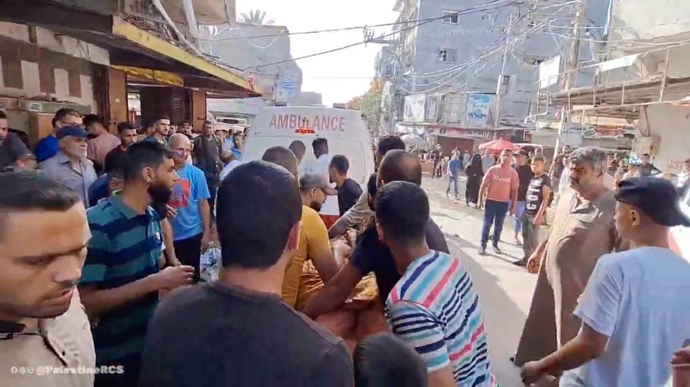 سيارة إسعاف تقوم بإجلاء الضحايا وسط قطاع غزة