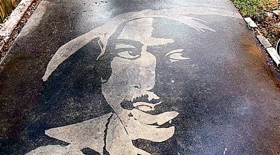 فنان يرسم على الأرصفة بالمياه