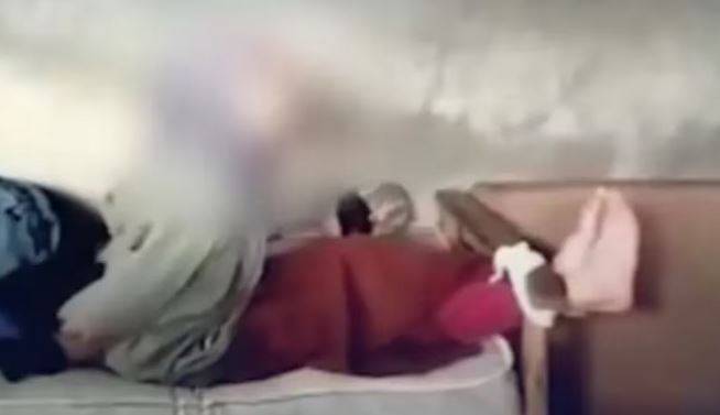سوري يعذب طفلة يتيمة ويوثق جريمته