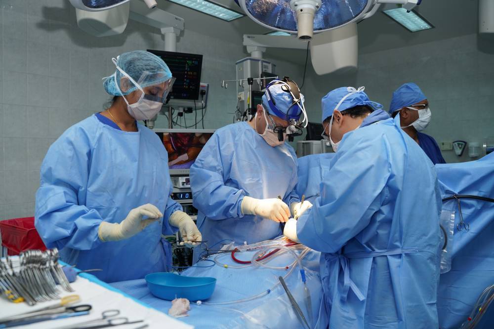 خلال إجراء إحدى العمليات الجراحية