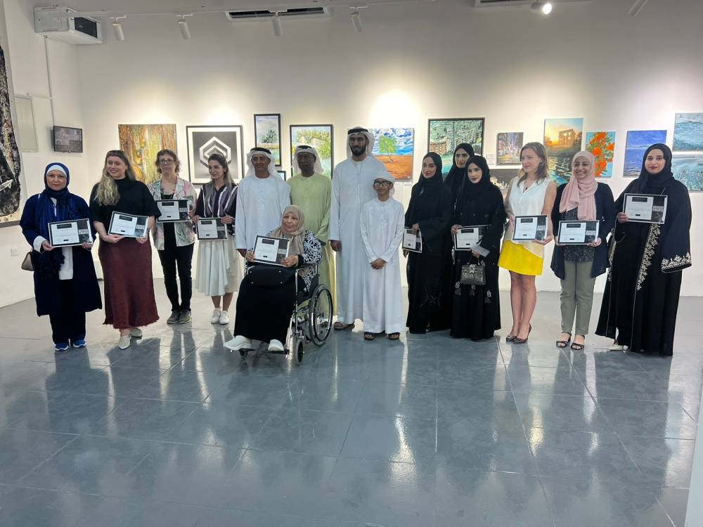  محمد بن كايد وطارق السلمان وعبيد سرور يتوسطون الفنانات المشاركات 