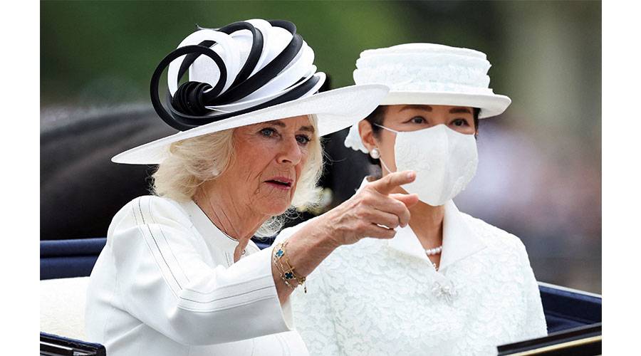 ارتداء إمبراطورة اليابان لقناع بجوار ملكة بريطانيا يثير التكهنات.. فما سببه؟