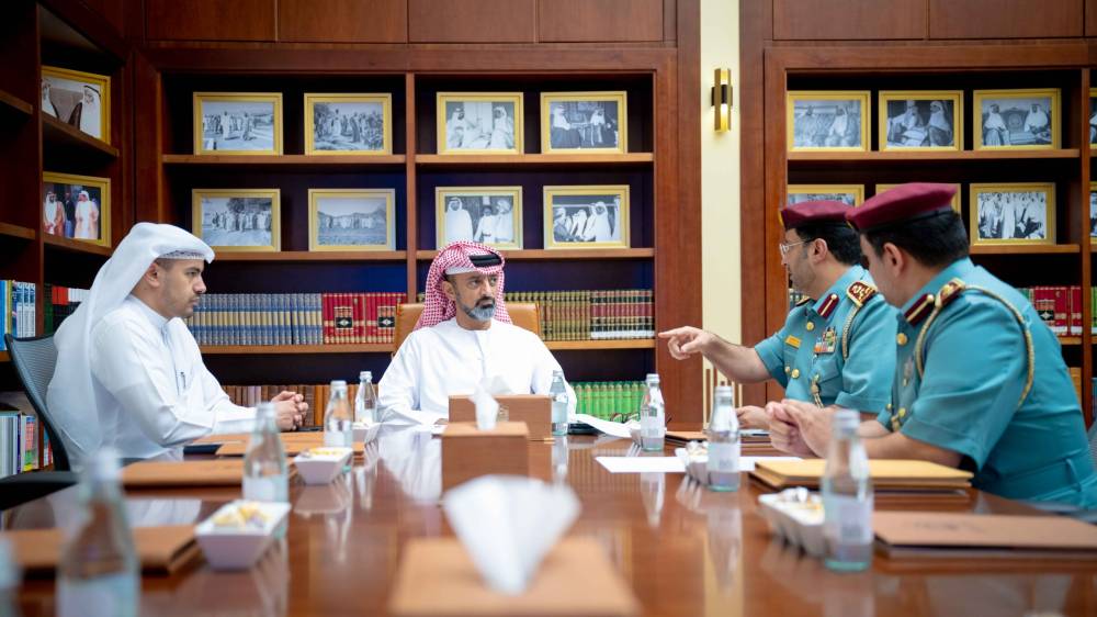 عمار بن حميد يطلع على خطط «دفاع مدني عجمان»