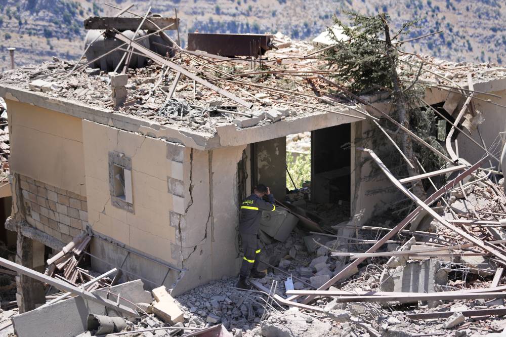 منزل مدمر جراء غارة إسرائيلية على بلدة شبعا (أ ب)