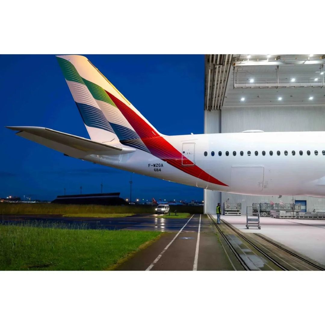 طلاء أولى طائرات «الإمارات» A350.. والتسليم في سبتمبر