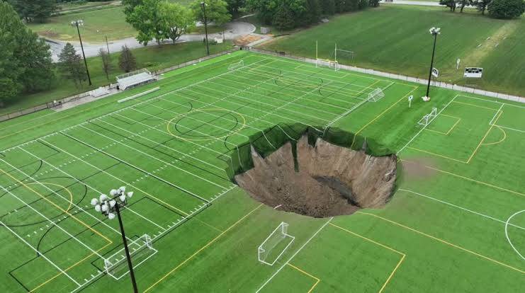 لقطات صادمة لانهيار أرضي في ملعب بأمريكا