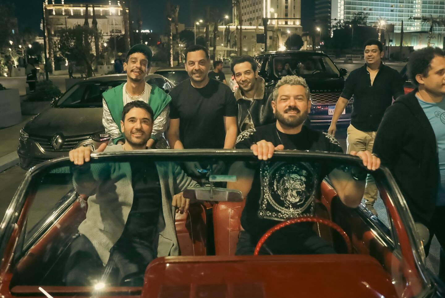 المخرج طارق العريان يتوسط أبطال فيلمه