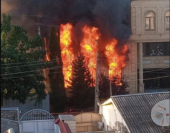 بالفيديو| هجمات تستهدف كنيساً وكنيسة في داغستــان.. وقتلى من الشـرطة