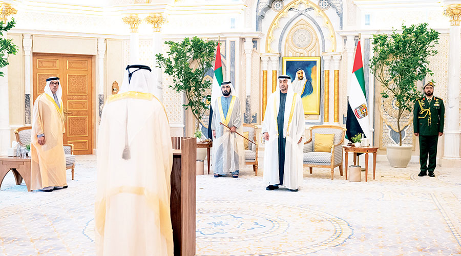 محمد بن زايد ومحمد بن راشد ومنصور بن زايد خلال أداء وزير اليمين الدستورية
