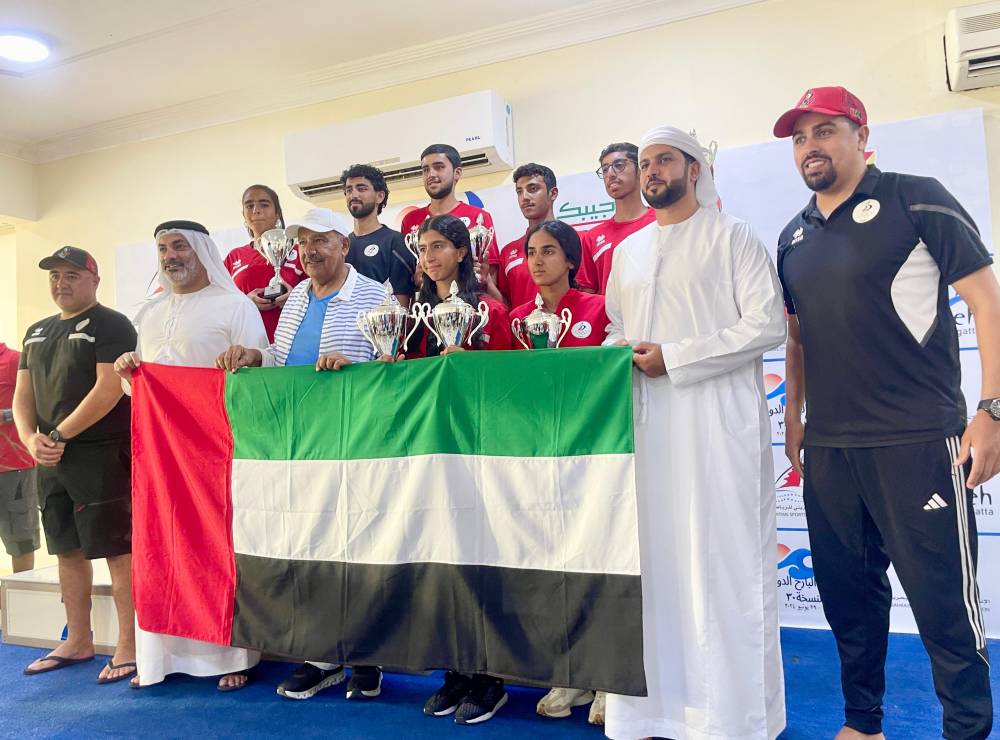 خليفة آل خليفة والعبيدلي والعويس مع لاعبي ولاعبات المنتخب الوطني