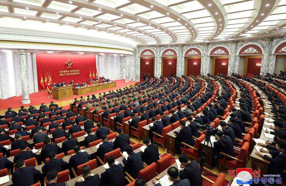 
 الزعيم الكوري الشمالي كيم جونغ اون يتراس اجتماعا كبيرا للحزب الحاكم(رويترز)