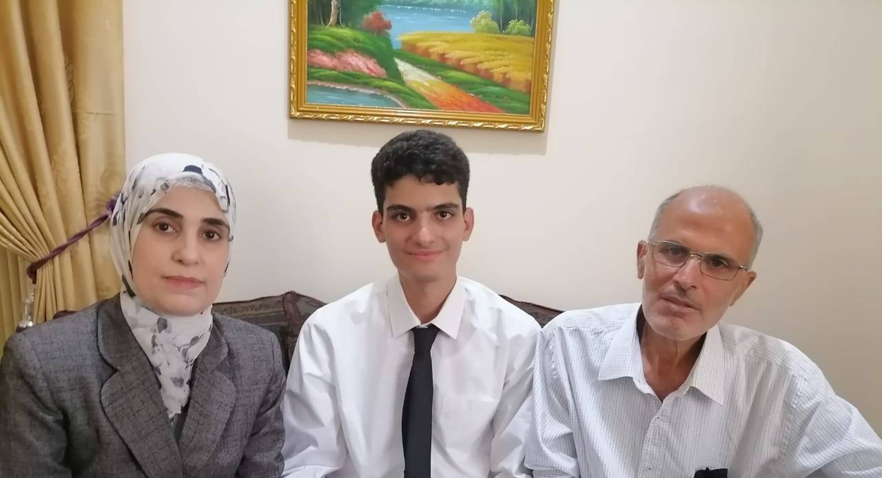 الطالب ورد عمر محمود مع والديه