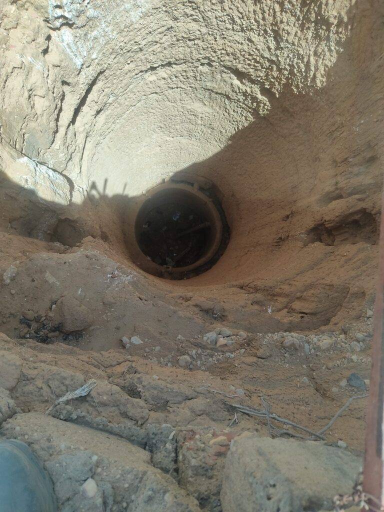 محاولات لإنقاذ مصري من غياهب بئر