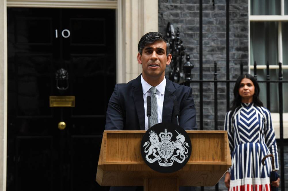 سوناك يستقيل من زعامة حزب المحافظين بعد الهزيمة الانتخابية