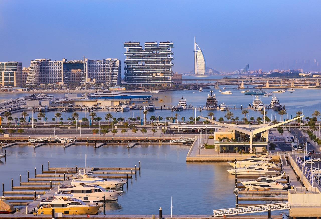 الإمارات بين أفضل 10 دول للعيش والعمل